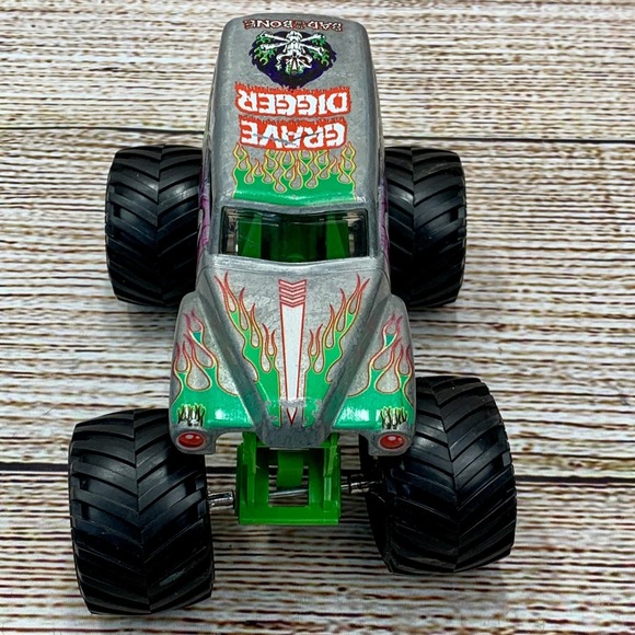 Grave Digger Monster Jam Monster Truck 1:64 Large Toy Car Collectible‎ - Picture 4 of 12